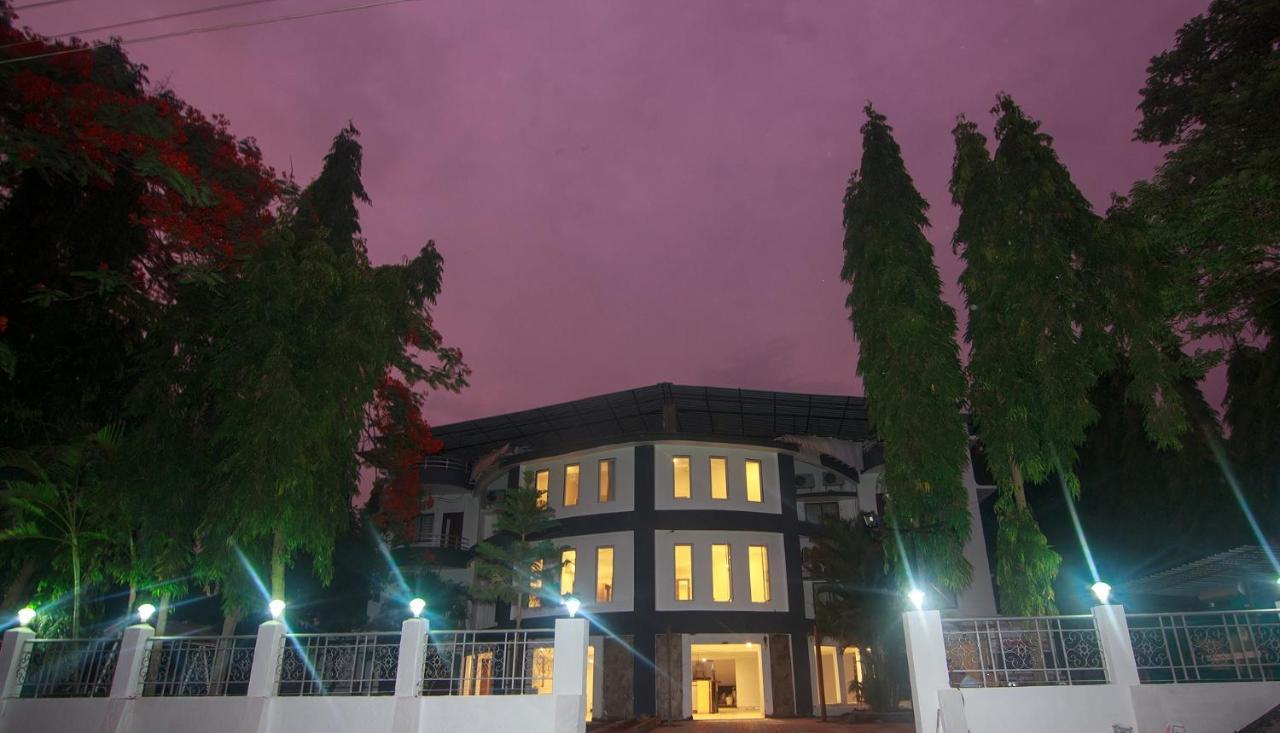 Strand Resort Lonavala Εξωτερικό φωτογραφία